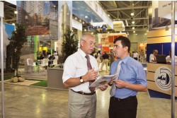 В&nbsp;рамках выставки был проведён очередной круглый стол из&nbsp;серии круглых столов на&nbsp;тему «Строительство и&nbsp;архитектура: сохранение окружающей природной среды городов и&nbsp;населённых пунктов». Сопредседатель Совета по&nbsp;сохранению природного наследия нации в&nbsp;Совете Федерации, руководитель Исполнительной дирекции, президент Межрегиональной общественной организации «Природное наследие нации» В.В.&nbsp;Зотов (слева) и&nbsp;главный редактор журнала «Кто есть кто в&nbsp;строительстве и&nbsp;архитектуре», член Совета по&nbsp;сохранению природного наследия нации в&nbsp;Совете Федерации Д.Л.&nbsp;Нефёдов обсуждают вопрос построения информационной инфраструктуры тематики круглых столов. Фото: Анастасия Нефёдова